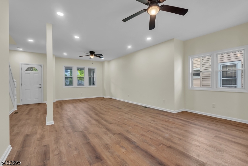 LIVING/DINING AREA