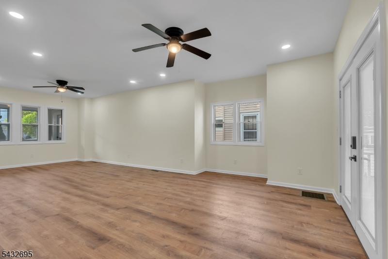 LIVING/DINING AREA