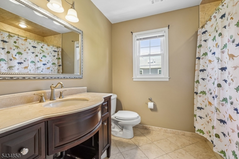 Hall Bathroom w/ Tub Shower