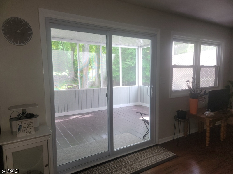 LR to screened porch