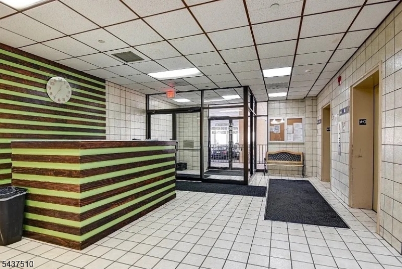 10 N Wood Ave 519