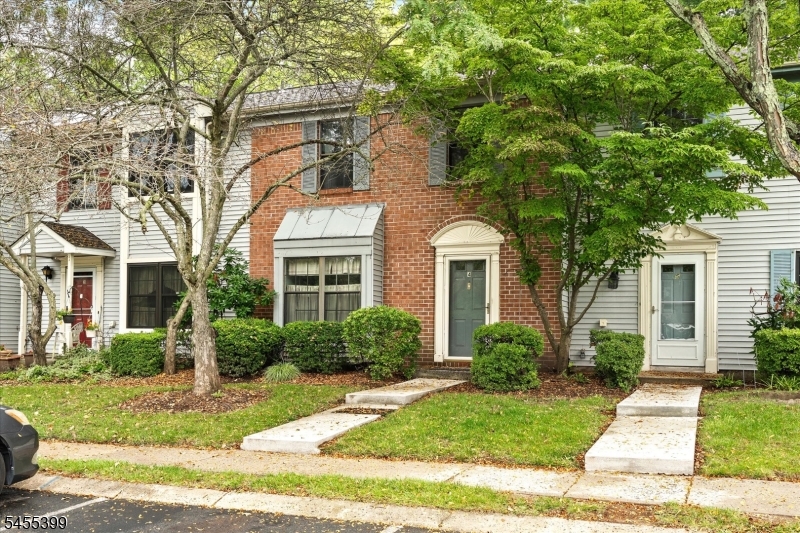 4 Pear Tree Ln