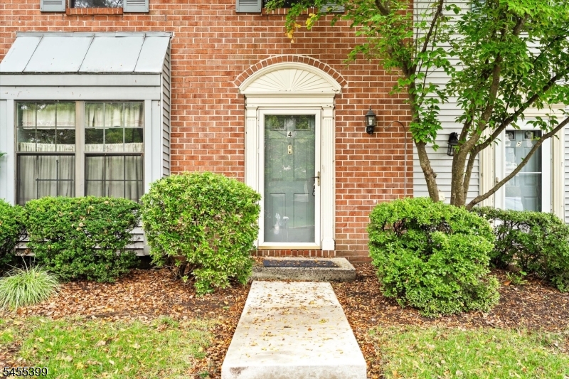 4 Pear Tree Ln