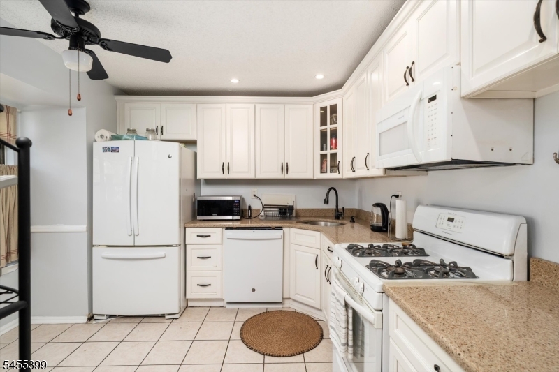 4 Pear Tree Ln