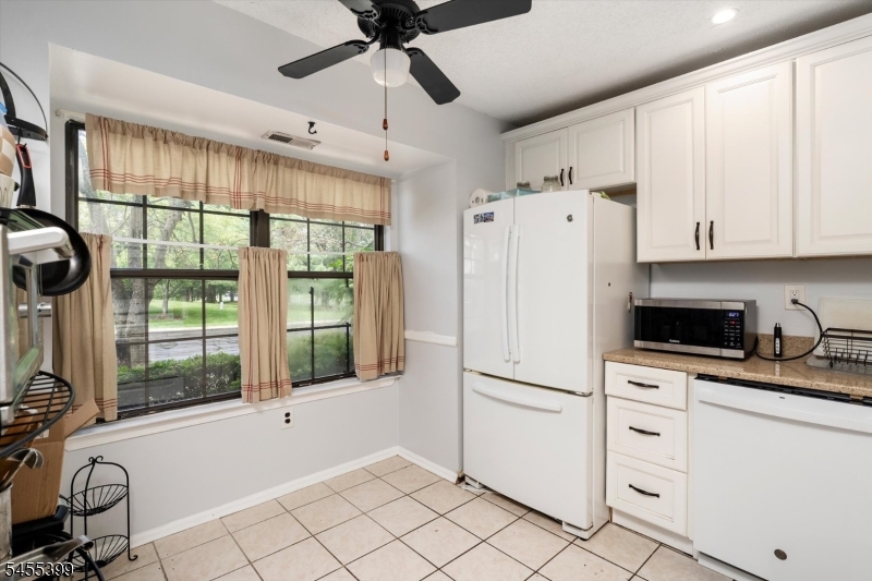 4 Pear Tree Ln