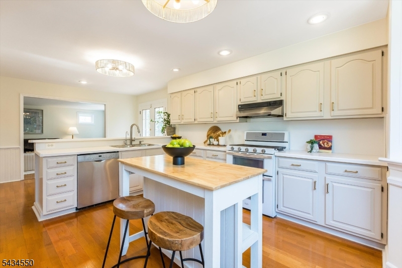 Kitchen with Breakfast Bar