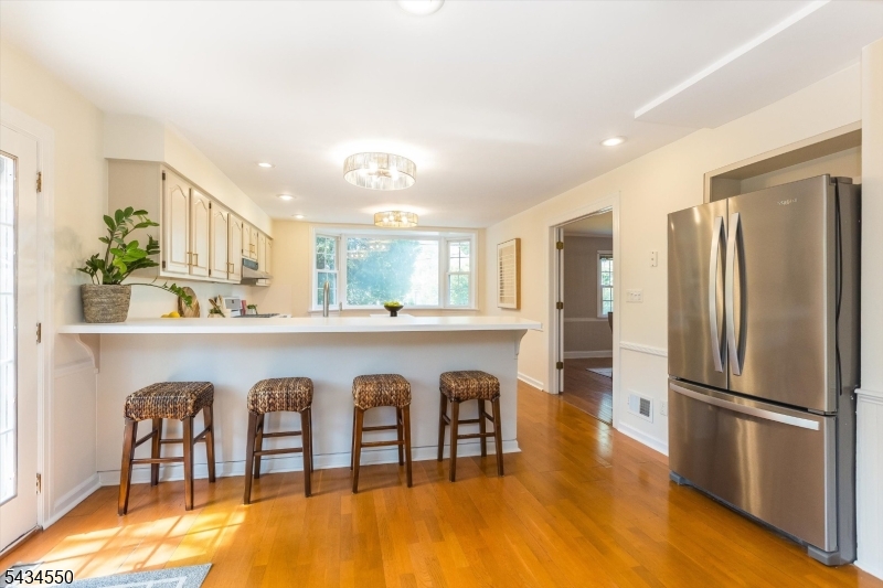Kitchen & Breakfast Bar