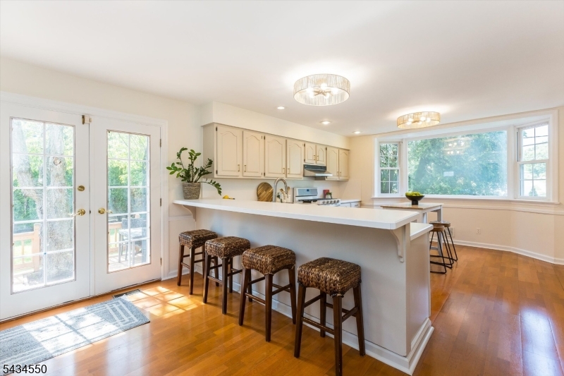 Kitchen & Breakfast Bar