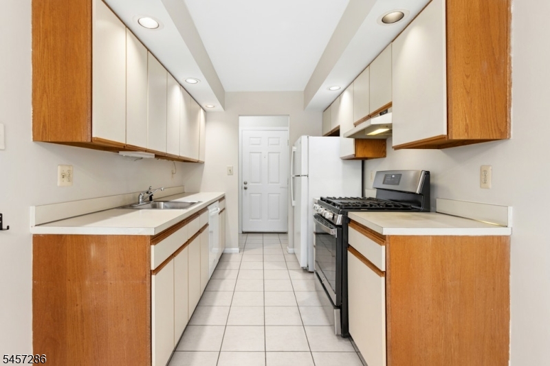 9 Sentinel Ct E