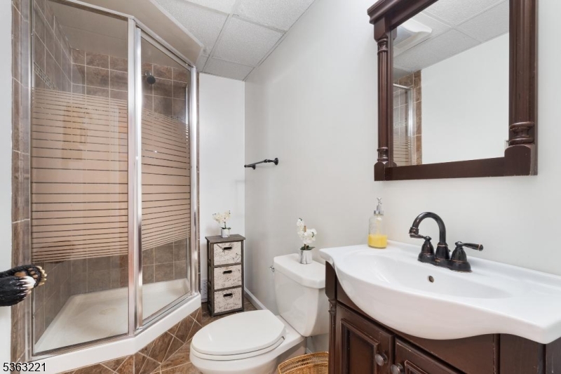 Downstairs full bath