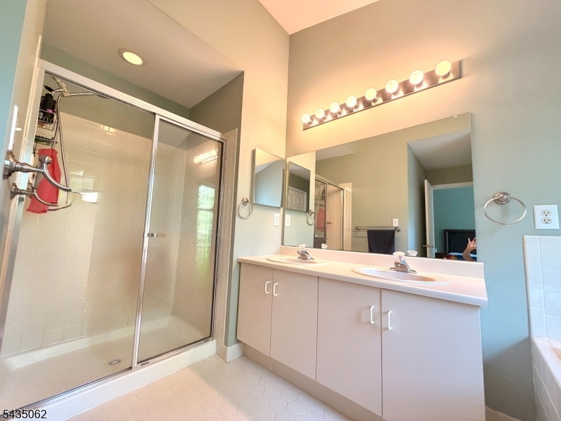 Master Bathroom(2)