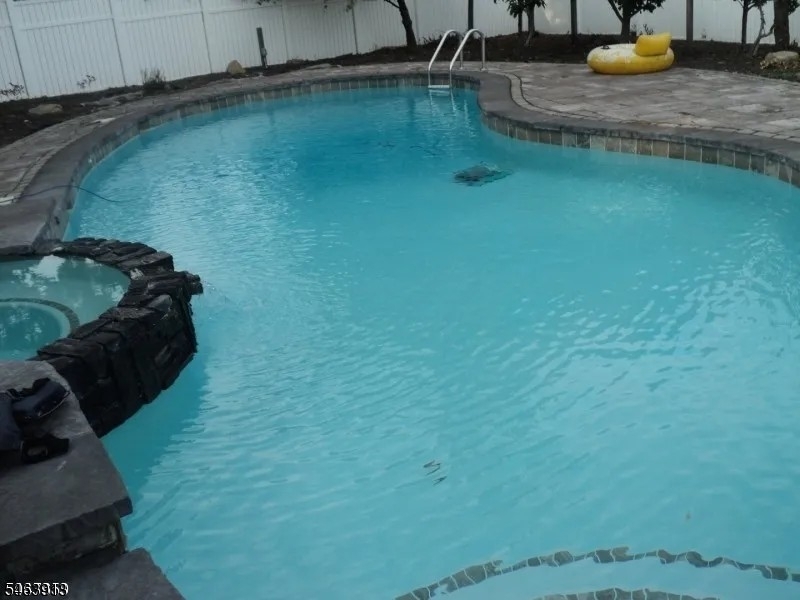 10 Clearwater Rd