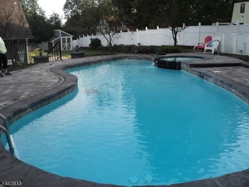 10 Clearwater Rd