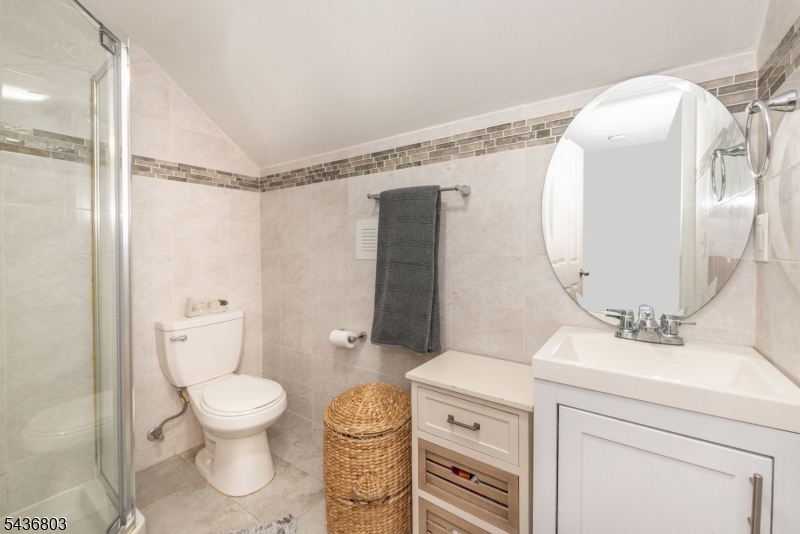 2nd floor Full Bath