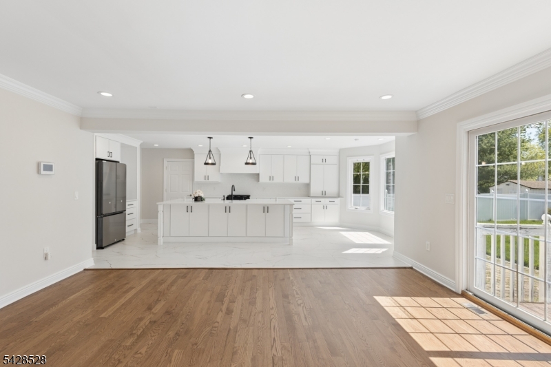 FAMILY ROOM / KITCHEN