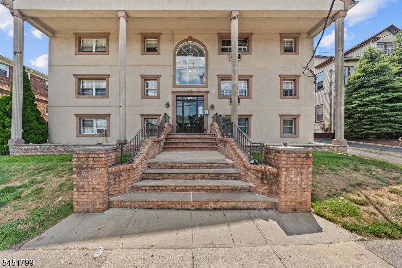 816 W Grand St 3A
