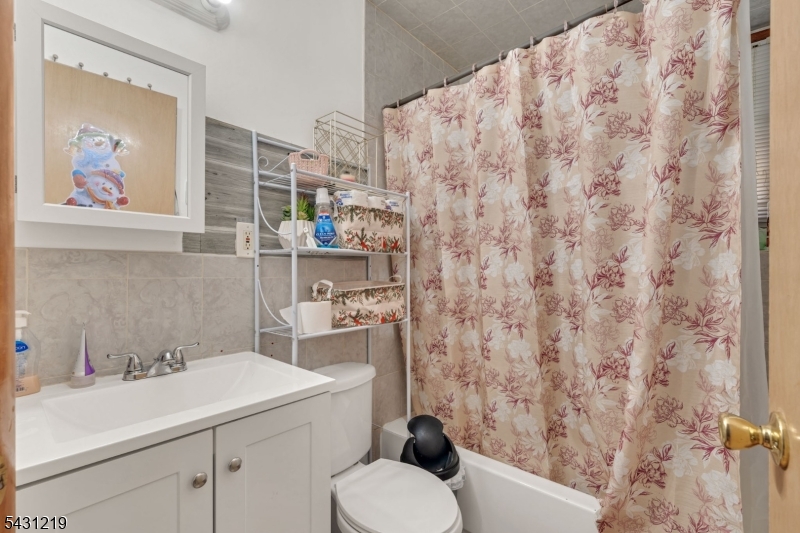 2ND FL BATHROOM