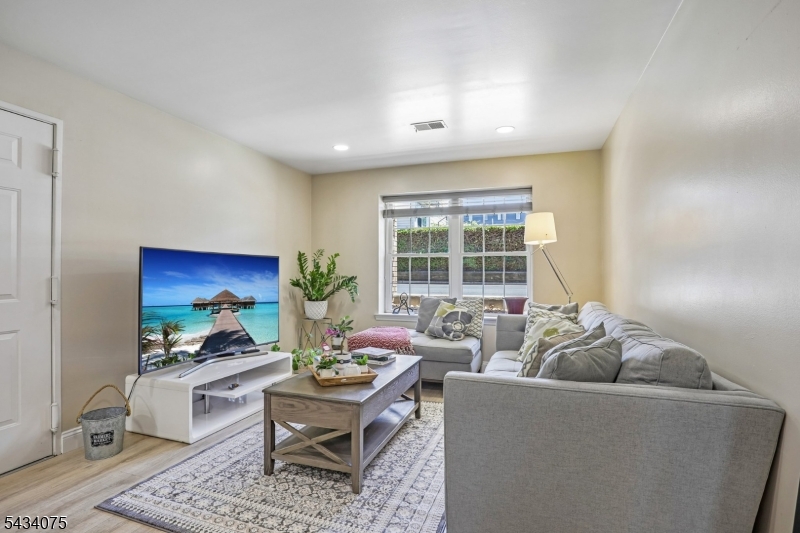 272-276 Walnut St, #6D, Newark City, NJ 07105 Listing Photo  0