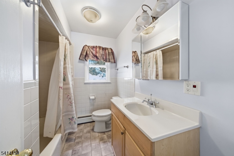 Second Floor Full Bathroom