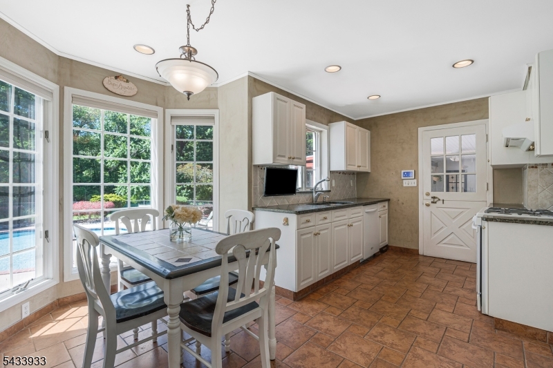 Kitchen/Eat-in area