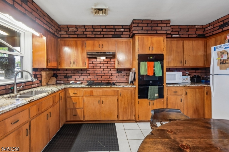 844 Lakeshore Dr