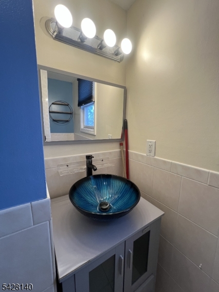 Bathroom sink
