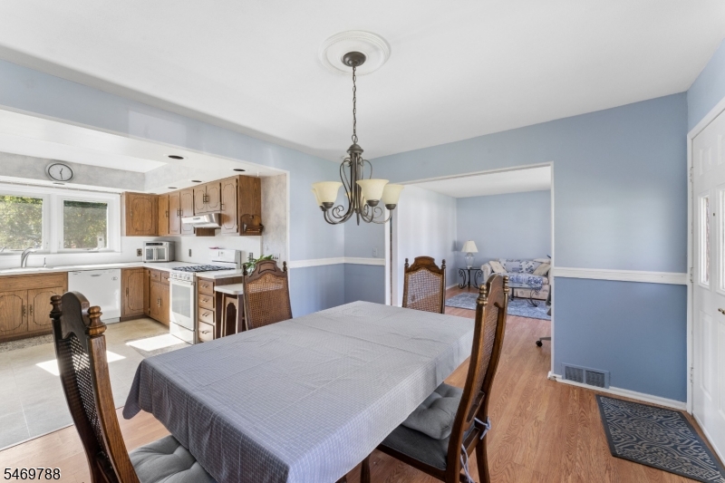 147 Robert Pl