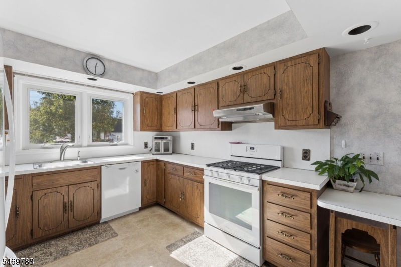 147 Robert Pl