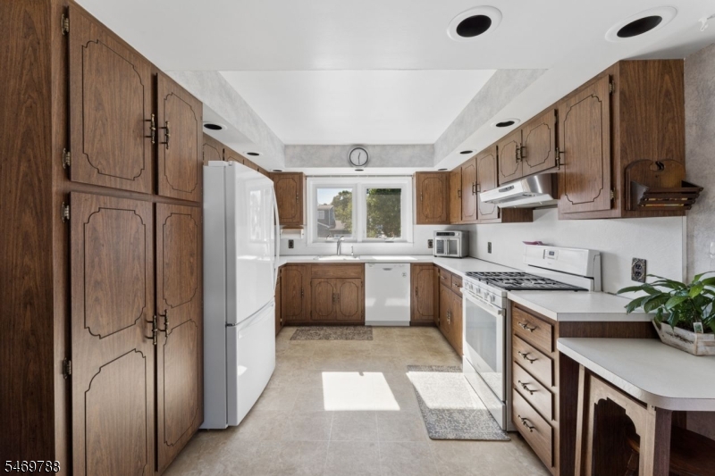 147 Robert Pl