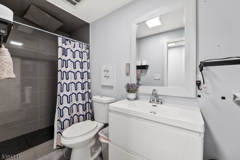 Grand level bathroom