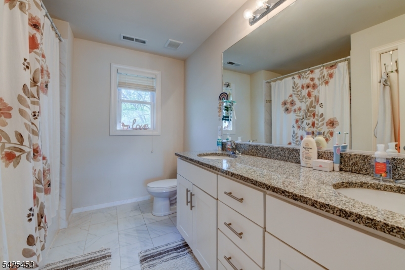 2nd Floor Full Bathroom