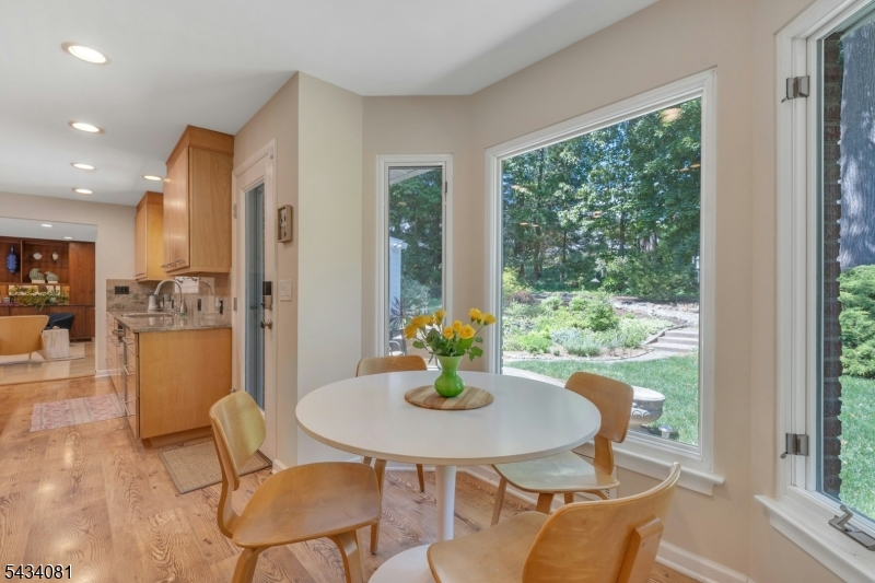 dine in kitchen with views