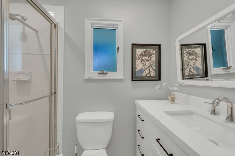 full bath off of 4th bedroom