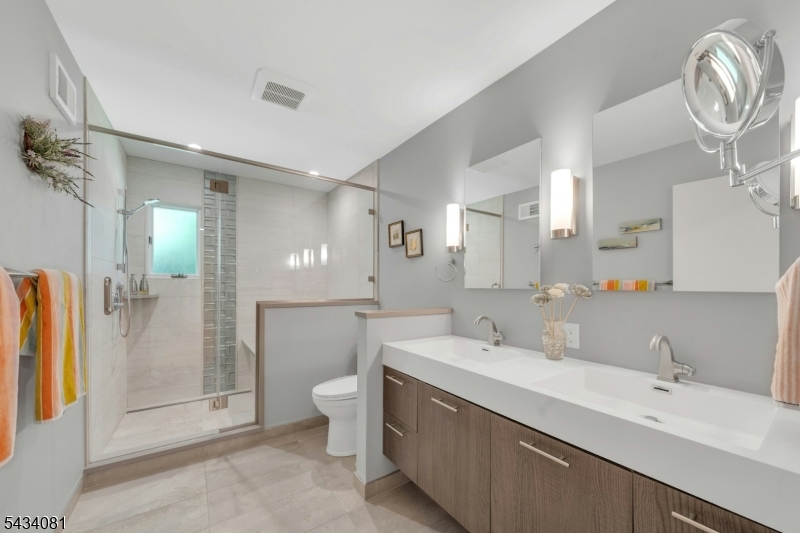 primary bath with soaking tub