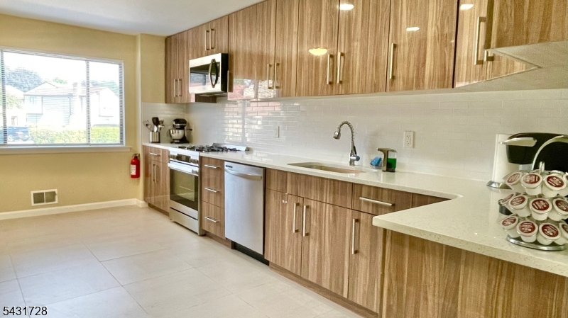Kitchen w/ granite counter top