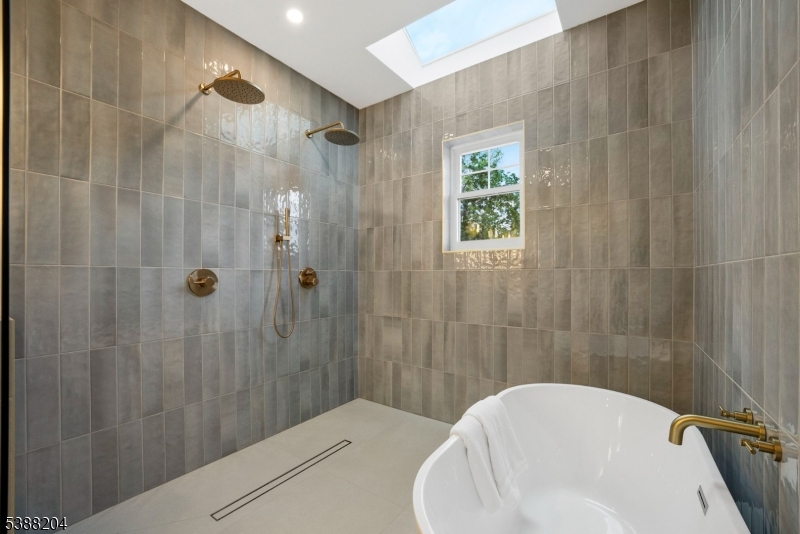 Custom wet room w/ dual shower