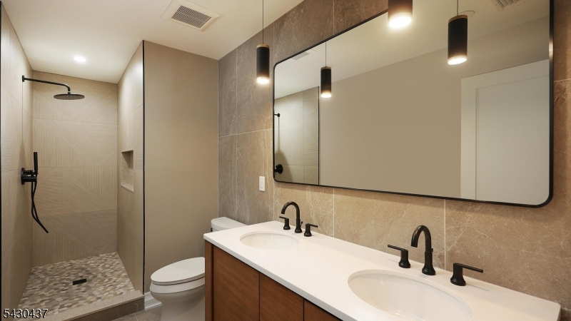 2nd floor hall bath