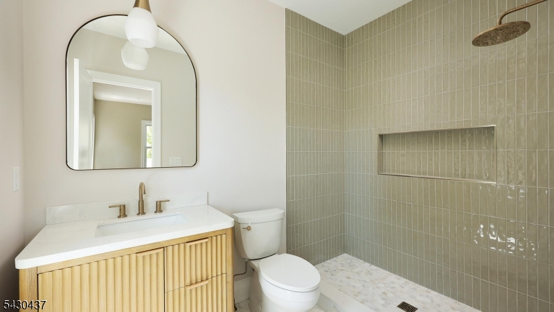 1st floor guest suite bath