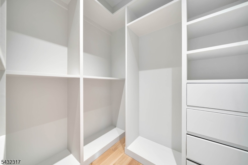 Main Bed Closet