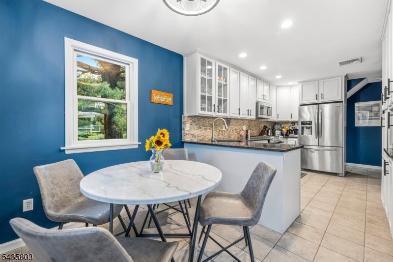 EAT-IN KITCHEN