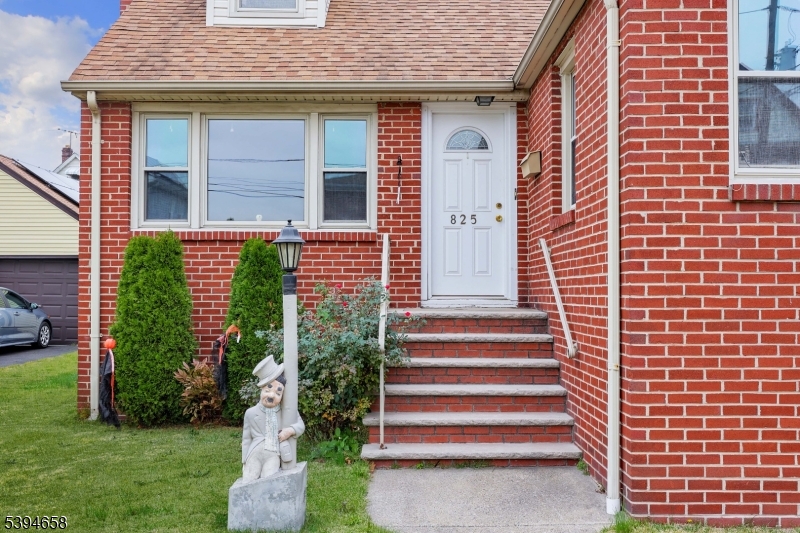 825 Dennis Pl
