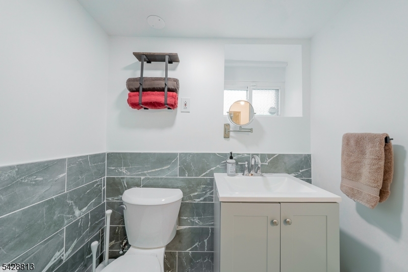 Lower-Level Full Bath