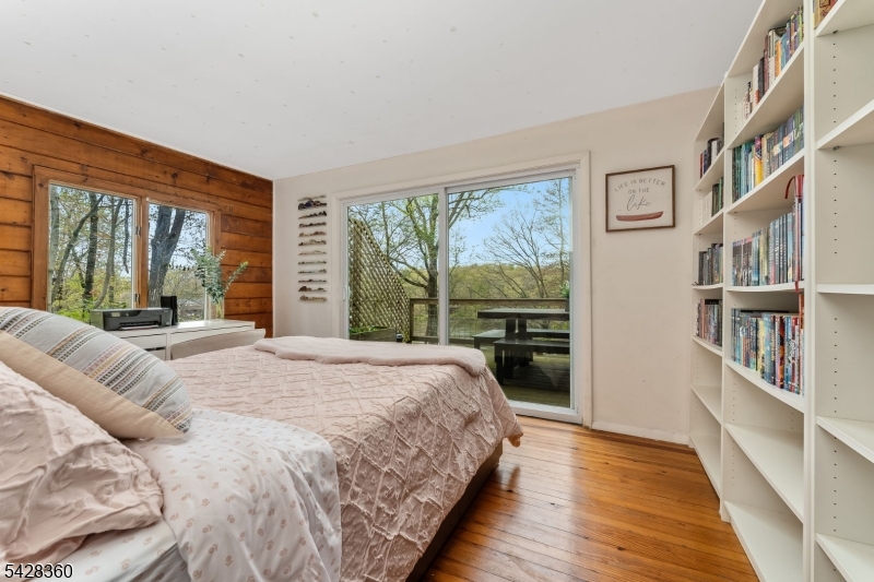 Bedroom 2 with Lakeviews