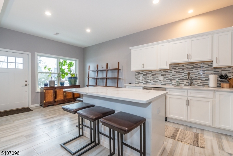 _Living Room to Kitchen/Dining