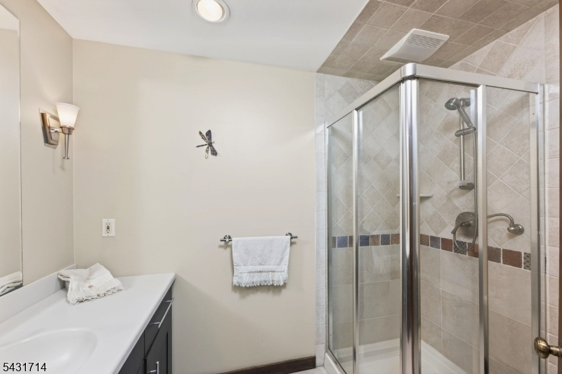 1st Floor Bath