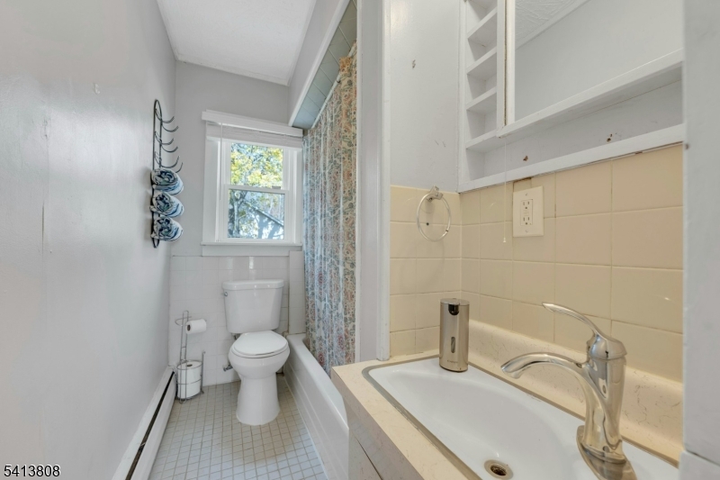 1stfl Bathrm w/ shower ovr Tub