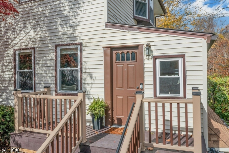 Front Entry w/open porch