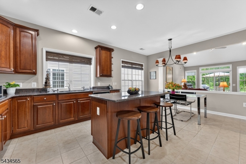 Eat-in Kitchen