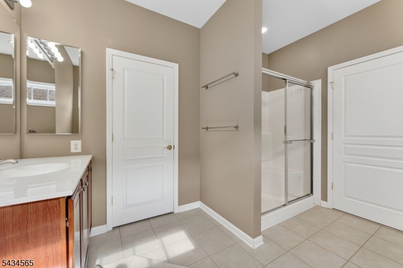Primary En-suite Bathroom