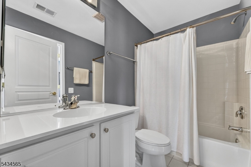2nd Floor Full Bathroom